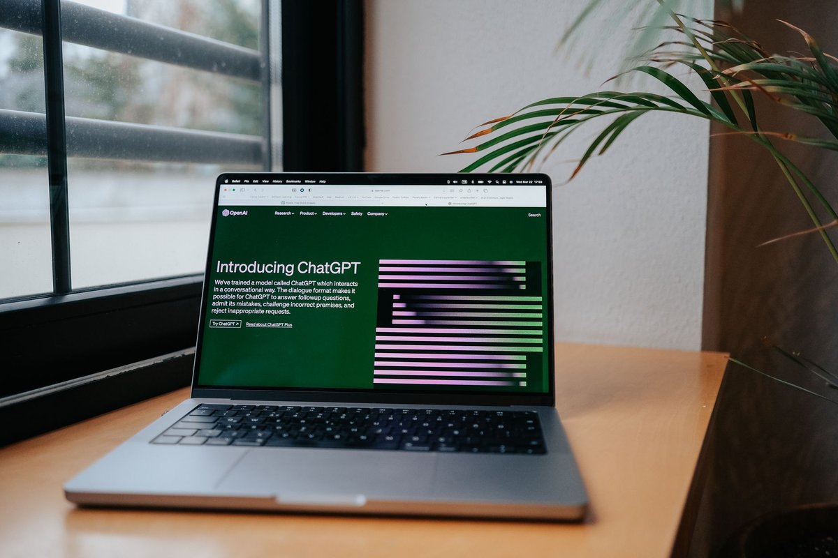 Paul Schachner zeigt am Laptop welche KI-Tools sich für KMUs in Vorarlberg am besten eignen
