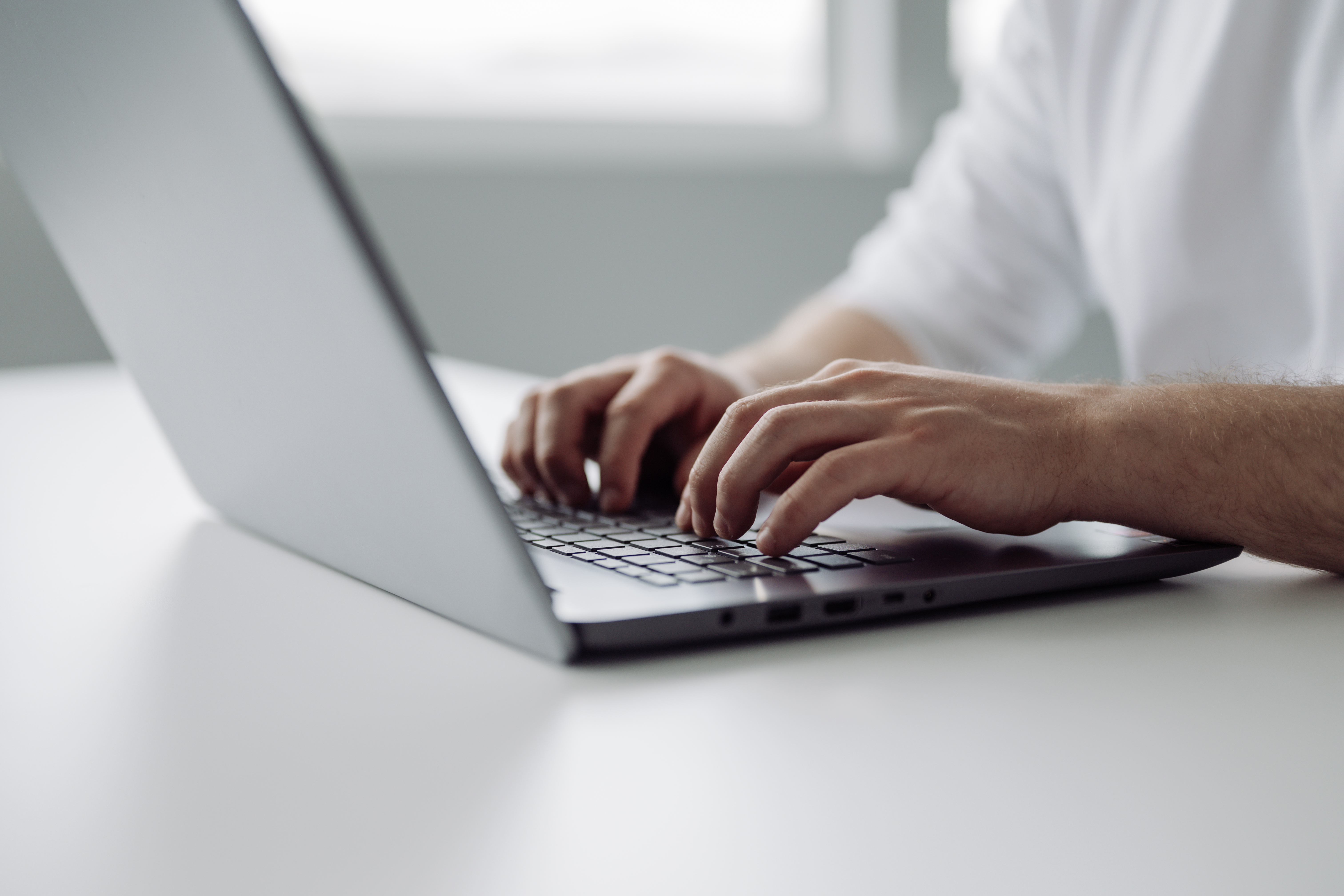 Paul Schachner bei der Arbeit an einer Praxis-Website für einen Arzt in Vorarlberg — Schachner Media Lustenau