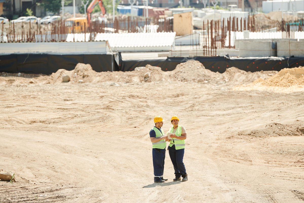 Baustelle in Vorarlberg mit modernen Baumaschinen – digitale Sichtbarkeit für Bauunternehmen