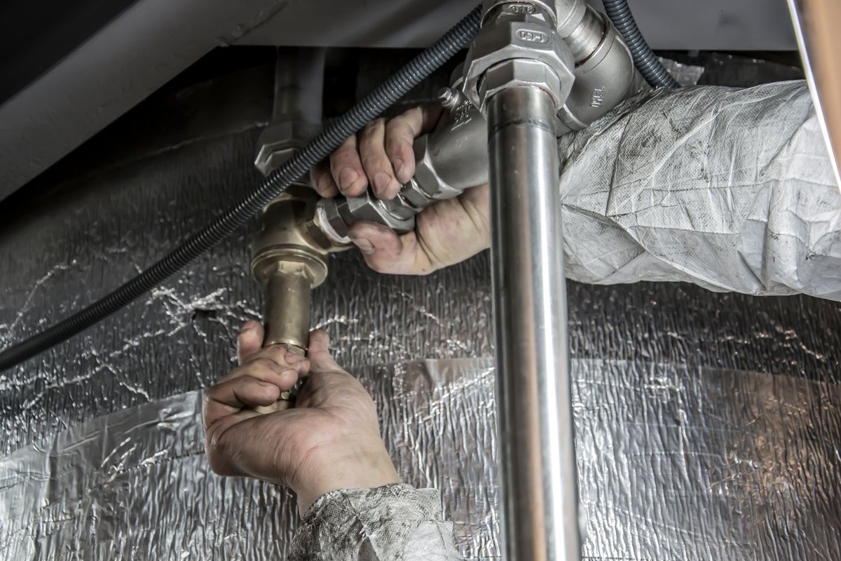 Sanitärinstallateur bei professioneller Arbeit in Vorarlberg – Website für Heizung & Sanitär | Schachner Media