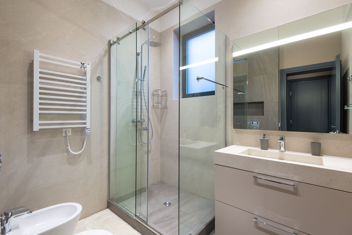 Modernes Badezimmer nach Sanierung in Vorarlberg – Referenzfoto für Sanitärbetrieb-Website