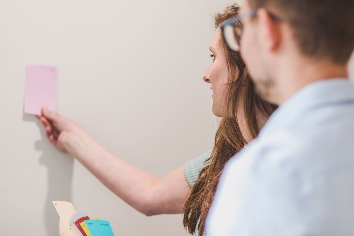 Farbmuster und Ergebnis einer Malerarbeit – Schachner Media Webdesign für Handwerker