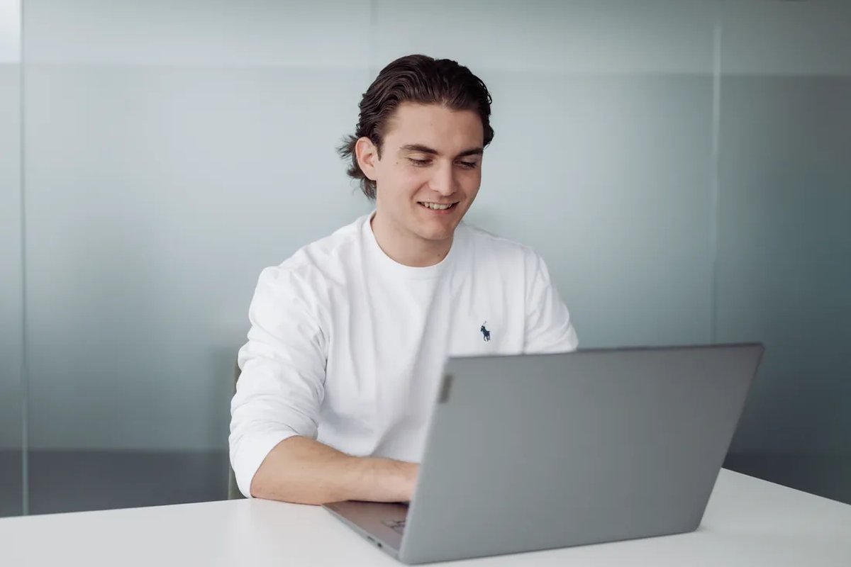 Paul Schachner analysiert WordPress-Website auf Laptop — Schachner Media Vorarlberg